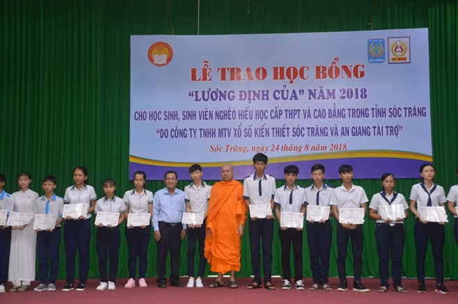 Các em học sinh nghèo hiếu học tỉnh Sóc Trăng nhận học bổng Lương Định Của năm 2018.