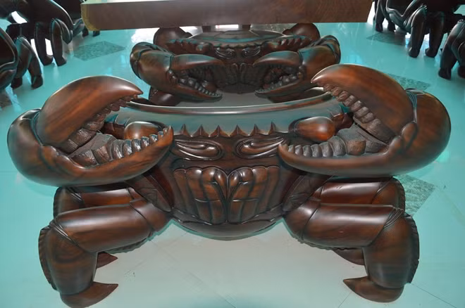 Con cua đầu đàn với cặp càng vểnh lên