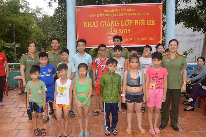 Tuổi trẻ Công an Sóc Trăng phối hợp tổ chức lớp dạy bơi hè cho con em trong lực lượng.