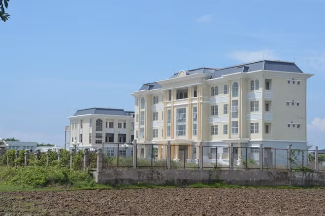 Trung tâm dạy nghể và hỗ trợ nông dân tỉnh Sóc Trăng, xây dựng gần 5 năm vẫn chưa hoàn thành.