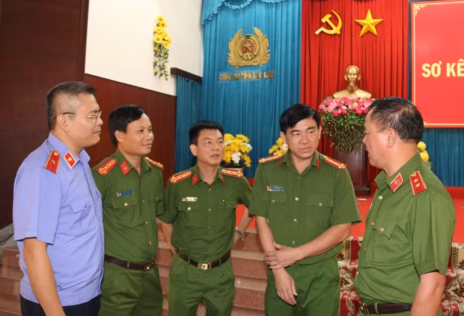 Các đại biểu trao đổi về hướng điều tra sắp tới.