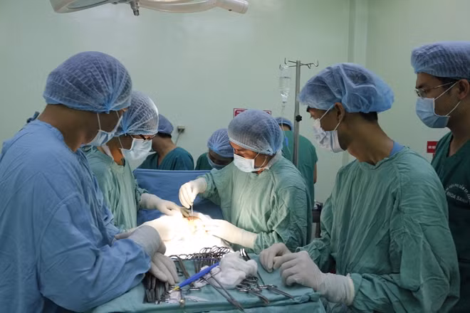 Các BS của BVPS Cần Thơ, đang phẫu thuật cho sản phụ S.
