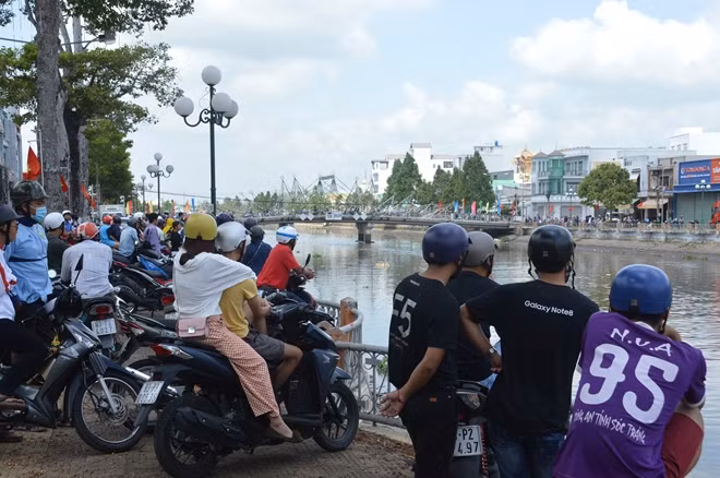 Đông đảo người dân hiếu kỳ kéo đến xem lực lượng làm nhiệm vụ tìm kiếm thi thể người phụ nữ xấu số.