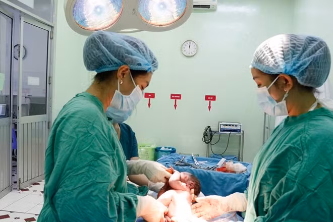 Công dân "nhí" đầu tiên ra đời lúc 0 giờ 3 phút, ngày 1-1-2018, tại BVPS TP Cần Thơ.