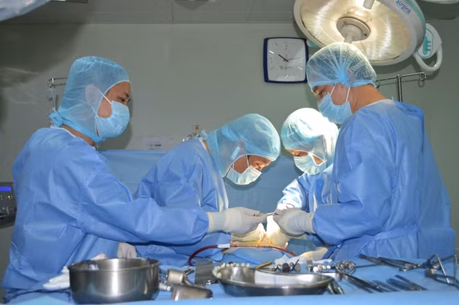 Các BS đang phẫu thuật cho bệnh nhân U.