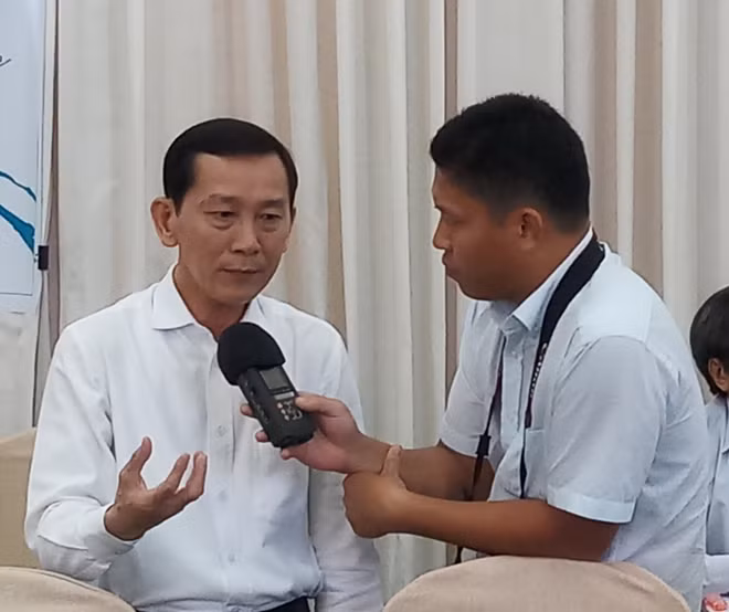 Chủ tịch UBND TP Cần Thơ - Võ Thành Thống, trả lời các câu hỏi của phóng viên tại buổi họp báo.
