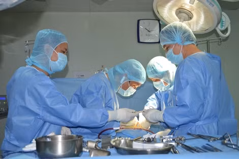 Phẫu thuật cột sống cổ cho bệnh nhân bị ngã giàn giáo