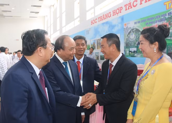 Thủ tướng hỏi thăm tình hình kinh doanh một doanh nghiệp trên địa bàn tỉnh Sóc Trăng.