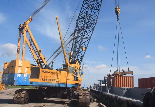 Bốc xếp hàng hóa ở Cảng Cái Cui (TP Cần Thơ).