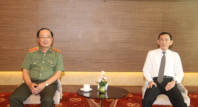 Thượng tướng, PGS-TS Nguyễn Văn Thành, cùng Chủ tịch UBND TP Cần Thơ - Võ Thành Thống.