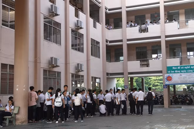 Các TS có mặt đầy đủ tại Trung tâm GDTX quận Ninh Kiều (Cần Thơ), để thi môn đầu tiên.