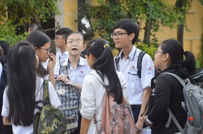 Các em trò chuyện sôi nổi trước khi vào thi môn đầu tiên.