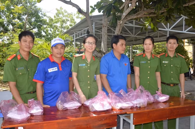 Đoàn Thanh niên Công an huyện Mỹ Tú, cùng Thanh niên tình nguyện phát cơm miễn phí cho TS xa nhà.