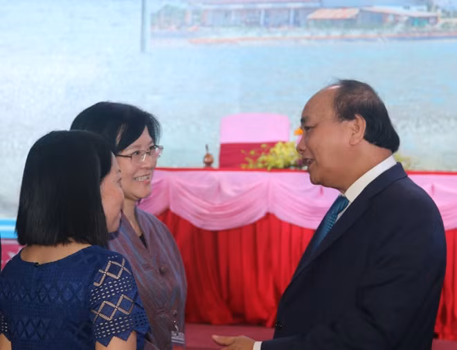 Thủ tướng Nguyễn Xuân Phúc, trò chuyện với các đại biểu tham dự Hội nghị.
