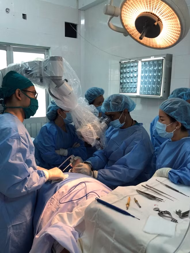 Ê kíp phẫu thuật đang thực hiện kỹ thuật cấy ốc tai điện tử cho bệnh nhân.