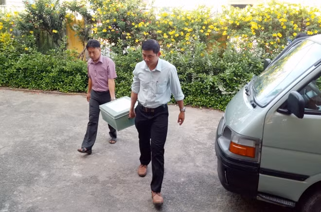 Đề thi được vận chuyển đến địa điểm an toàn.