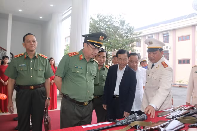 Thứ trưởng Nguyễn Văn Thành, tham quan một số loại hung khí, vũ khí mà Công an TP Cần Thơ triệt phá, thu giữ trong năm qua.