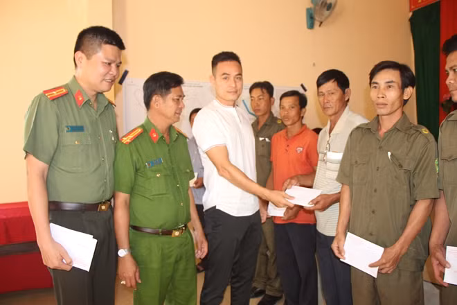 Đại diện Báo CAND, Phòng Cảnh sát PCCC, Công an huyện Phú Quốc và Mạnh thường quân, tặng quà Công an viên có hoàn cảnh khó khăn trên địa bàn huyện Phú Quốc.