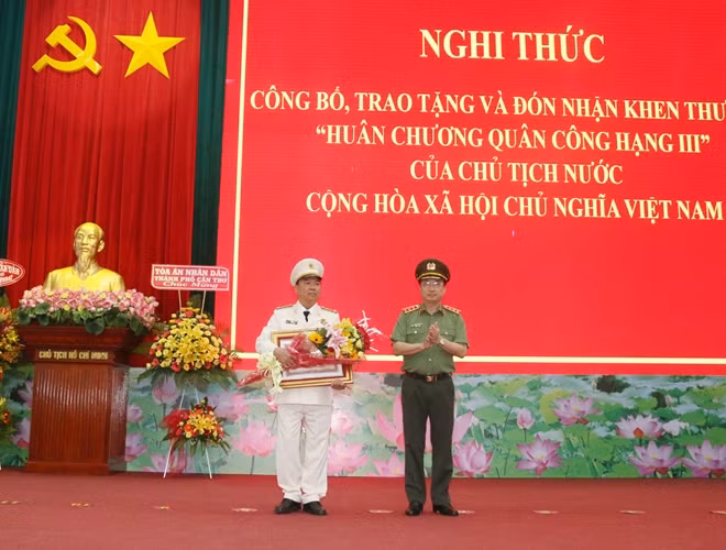 Thừa ủy quyền của Chủ tịch nước, Thứ trưởng Nguyễn Văn Thành, trao Huân chương Quân công hạng Ba của Chủ tịch nước tặng Đại tá Trần Ngọc Hạnh, Giám đốc Công an Cần Thơ.