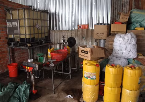 Phát hiện lò "tái chế" dầu nhớt khủng giữa cánh đồng ảnh 5