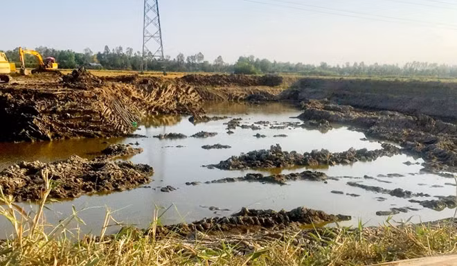 Một thửa ruộng trên địa bàn xã An Xuyên (TP Cà Mau), bị khai thác đất mặt để sử dụng cho các công trình khác.