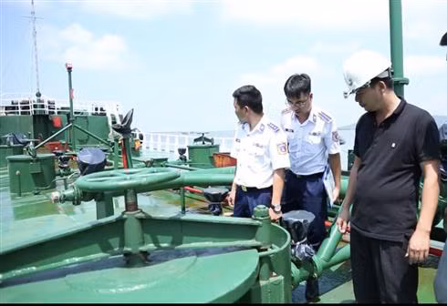 Cơ quan chức năng đang kiểm tra tàu Gladys Giory, đang chở 1 triệu lít xăng không có giấy tờ chứng minh nguồn gốc xuất xứ hợp pháp.