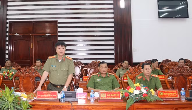 Đại tá Lê Minh Quang - Giám đốc Công an tỉnh Sóc (Cụm trưởng), phát biểu gợi ý thảo luận tại Hội nghị.