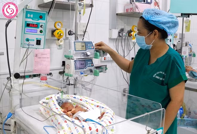 Cháu bé sinh cực non đang được chăm sóc đặc biệt tại BVPS Cần Thơ.