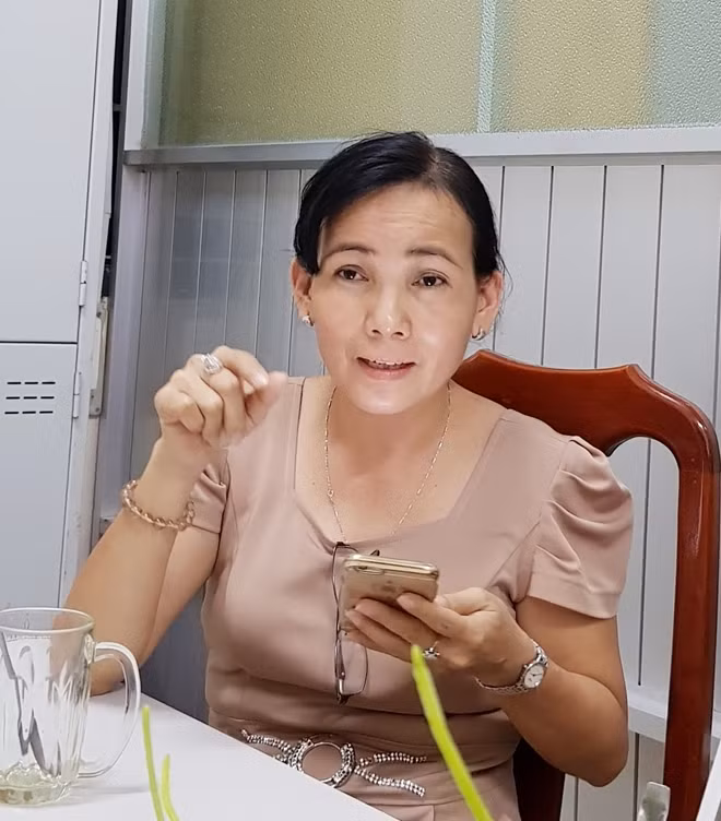 Bà Phạm Ngọc Phụng, nguyên Hiệu trưởng Trường THPT Hoàng Diệu (TP Sóc Trăng), bị hủy danh hiệu thi đua "Lao động tiên tiến".