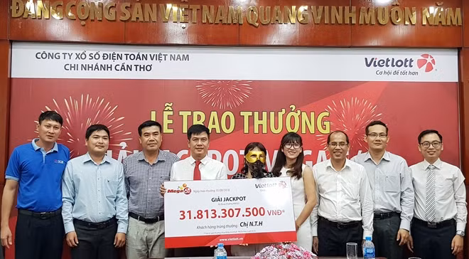 Chị H. đeo mặt nạ nhận giải thưởng Vietlott trị giá trên 31,8 tỷ đồng.