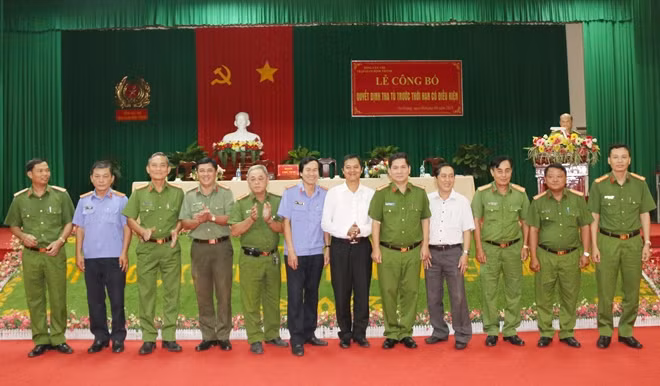 Các đại biểu chụp hình lưu niệm.
