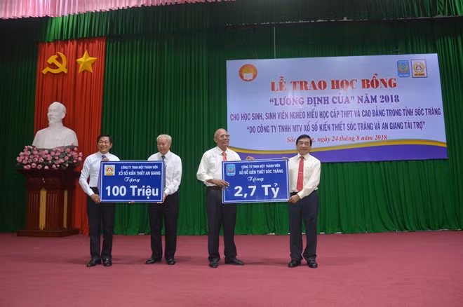 Lãnh đạo Công ty XSKT Sóc Trăng và XSKT An Giang, trao tiền hỗ trợ "Quỹ học bổng Lương Định Của" tỉnh Sóc Trăng.