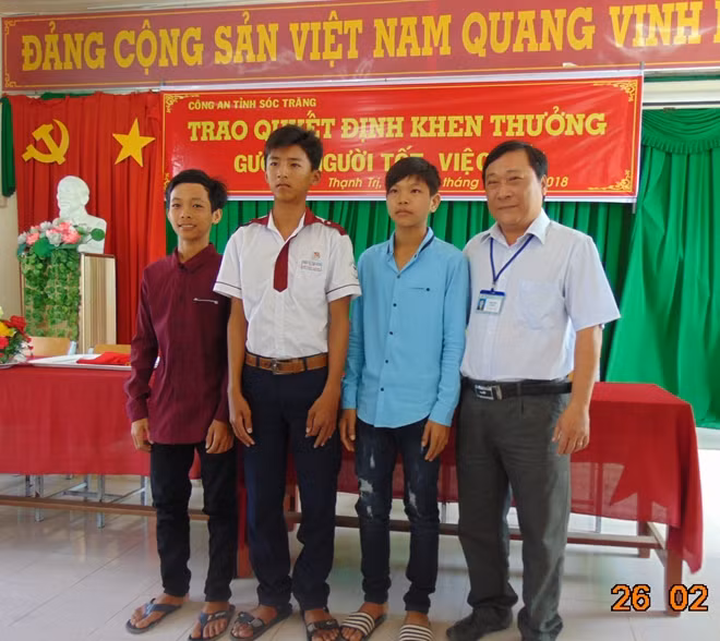 Thầy Phan Văn Tiếng, Hiệu Trường THPT Trần Văn Bảy, cùng 3 em thiếu niên có hành động cao đẹp, trả lại tiền cho người đánh rơi.
