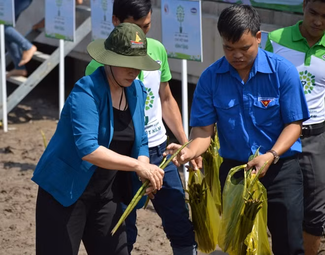 Chủ tịch Quốc hội Nguyễn Thị Kim Ngân, tham gia trồng cây tại xã Đất Mũi, huyện Ngọc Hiển (Cà Mau).