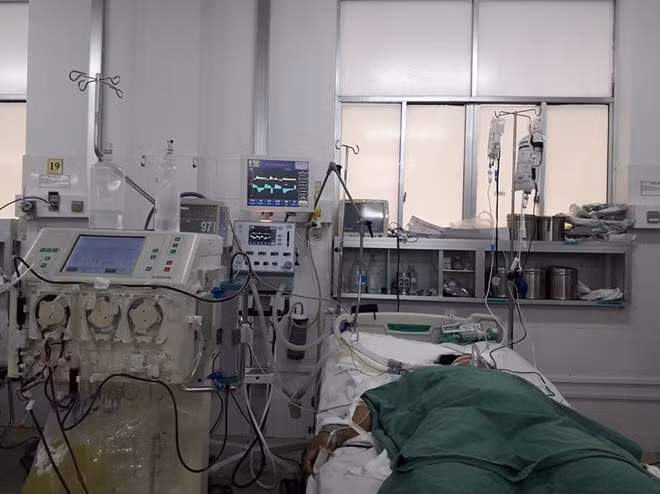 Bệnh nhân P., đang được chăm sóc đặc biệt tại BVĐKTƯ Cần Thơ.