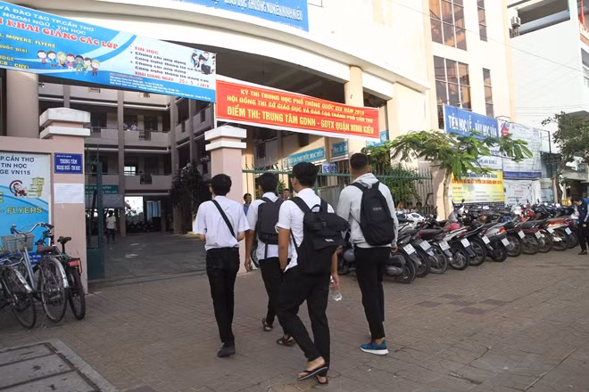 Các TS đến dự thi tại điểm thi Trung tâm GDTX quận Ninh Kiều (Cần Thơ).