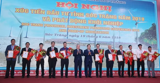 Tỉnh Sóc Trăng trao giấy chứng nhận đầu tư vào tỉnh cho các nhà đầu tư.