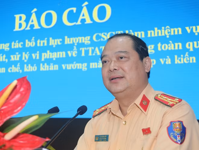 Đại tá Lê Xuân Đức, Phó Cục trưởng Cục CSGT, phát biểu tham luận tại Hội thảo.