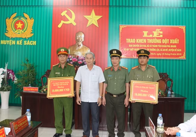 Lãnh đạo Công an tỉnh Sóc Trăng và UBND huyện Kế Sách, thưởng nóng cho Ban chuyên án.