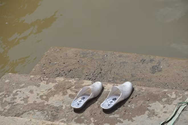 Đôi dép lê được cho là của người phụ nữ xấu số.