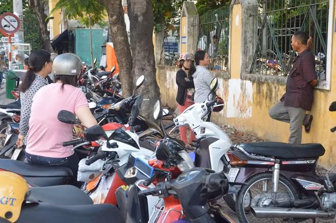 Các con vào thi, cha mẹ đợi bên ngoài.