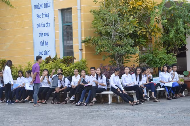 Các em đến điểm thi từ rất sớm.