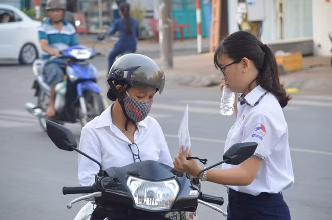 Một phụ huynh dặn dò con trước khi vào phòng thi.
