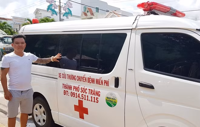 Anh Nguyễn Thanh Hóa, bên chiếc xe chuyển bệnh miễn phí của mình.