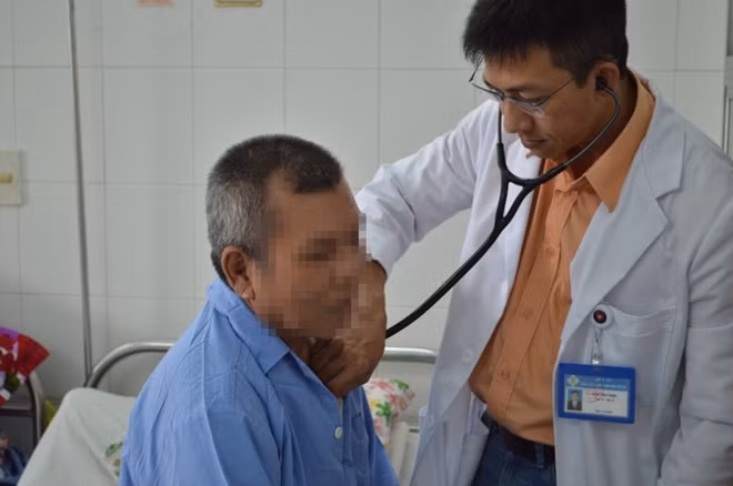 BS đang thăm khám cho bệnh nhân C.
