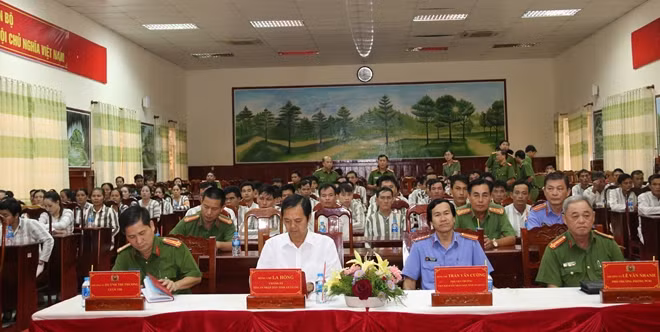 Toàn cảnh lễ công bố quyết định tha tù trước thời hạn có điều kiện cho 36 phạm nhân tại Trại giam Định Thành.