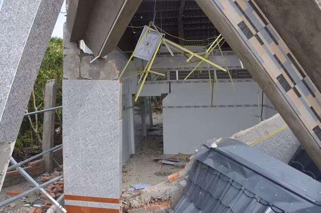 Căn nhà vừa xây xong chưa kịp ở đã đổ sập.