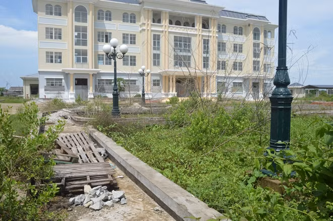 Khuôn viên Trung tâm còn ngổn ngang.