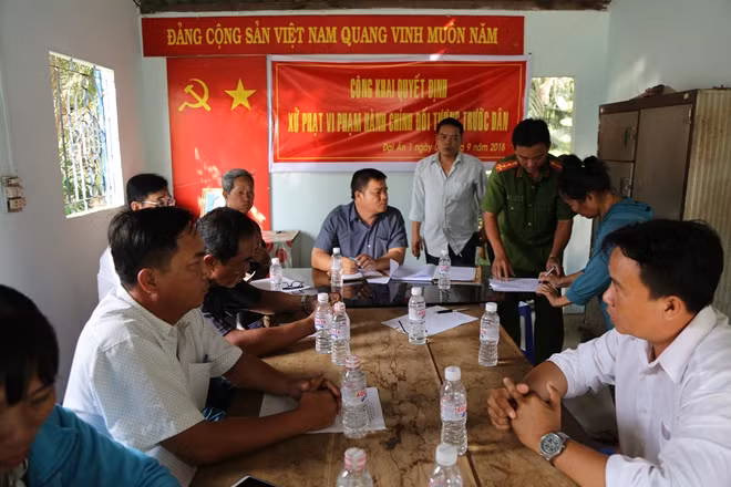 Bà Huấn ký nhận quyết định xử phạt vi phạm hành chính, về hành vi báo tin giả đến cơ quan có thẩm quyền.