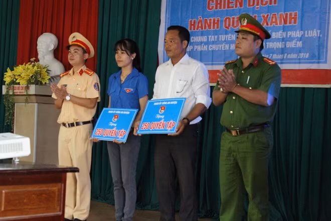 Tặng vở cho 2 trường Tiểu học trên địa bàn xã.